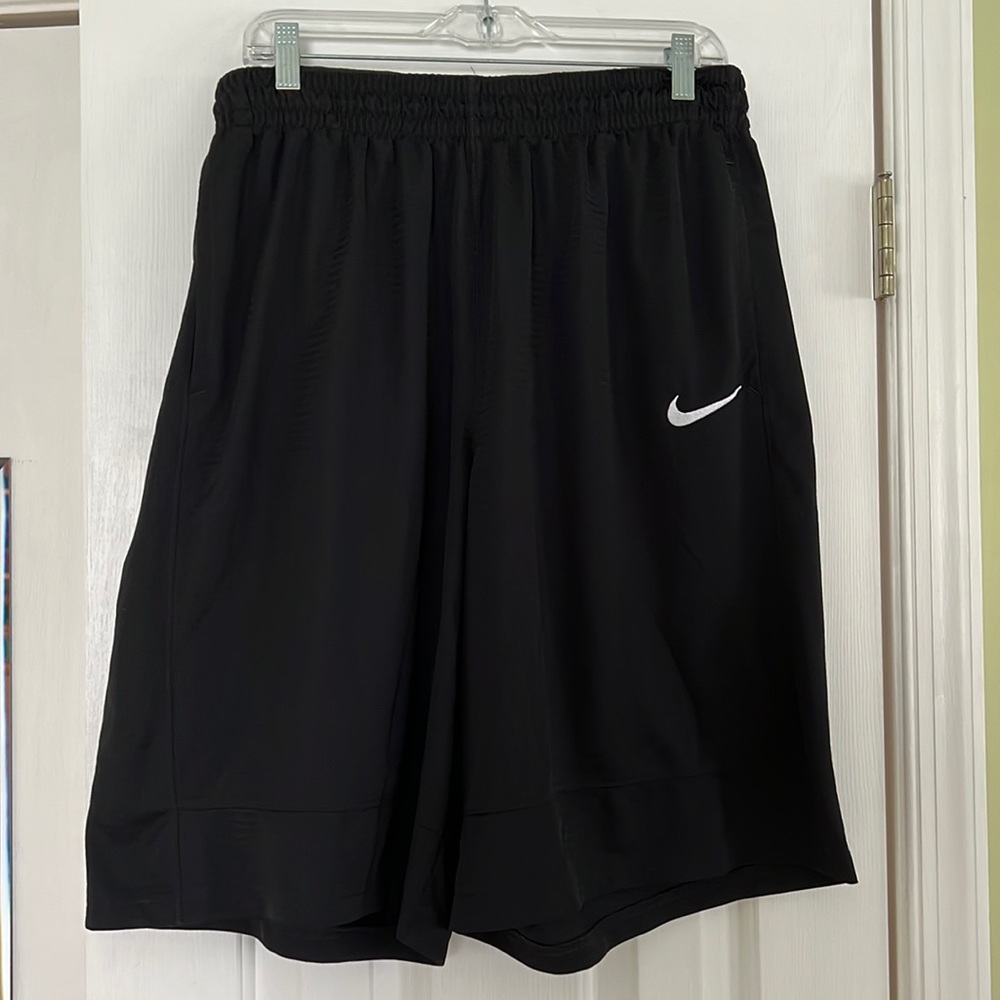 Men’s Nike 2XL Black Shorts.EUC. Side Pockets Lightweight fabric